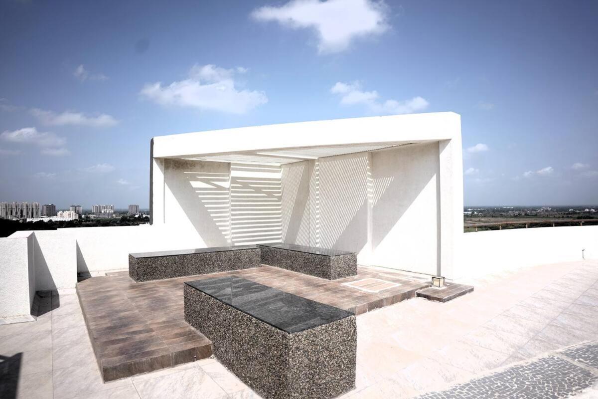 7 Seasons Palm Suite With Sky Orbit, Balcony, Swimming Pool, Wifi, Playground Rádzskot Kültér fotó
