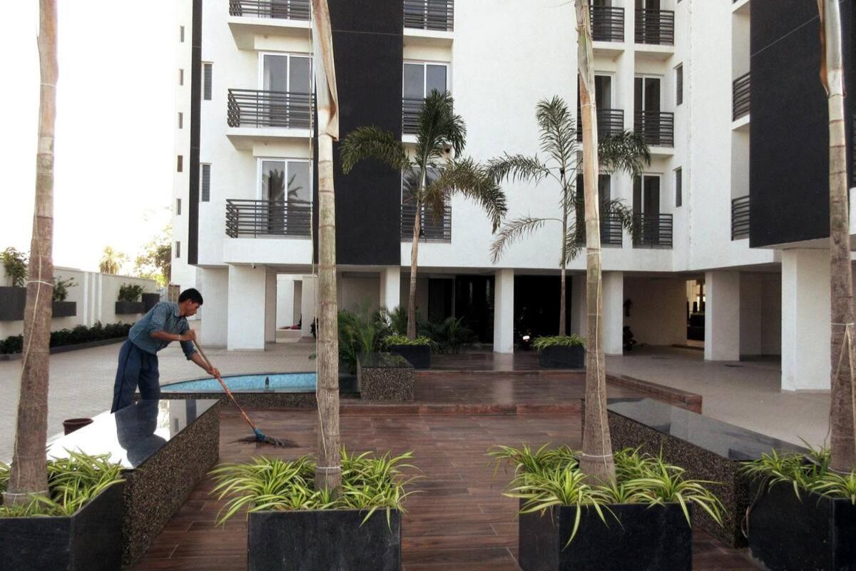 7 Seasons Palm Suite With Sky Orbit, Balcony, Swimming Pool, Wifi, Playground Rádzskot Kültér fotó