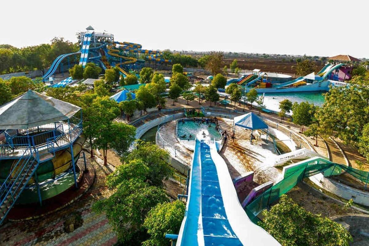 7 Seasons Palm Suite With Sky Orbit, Balcony, Swimming Pool, Wifi, Playground Rádzskot Kültér fotó