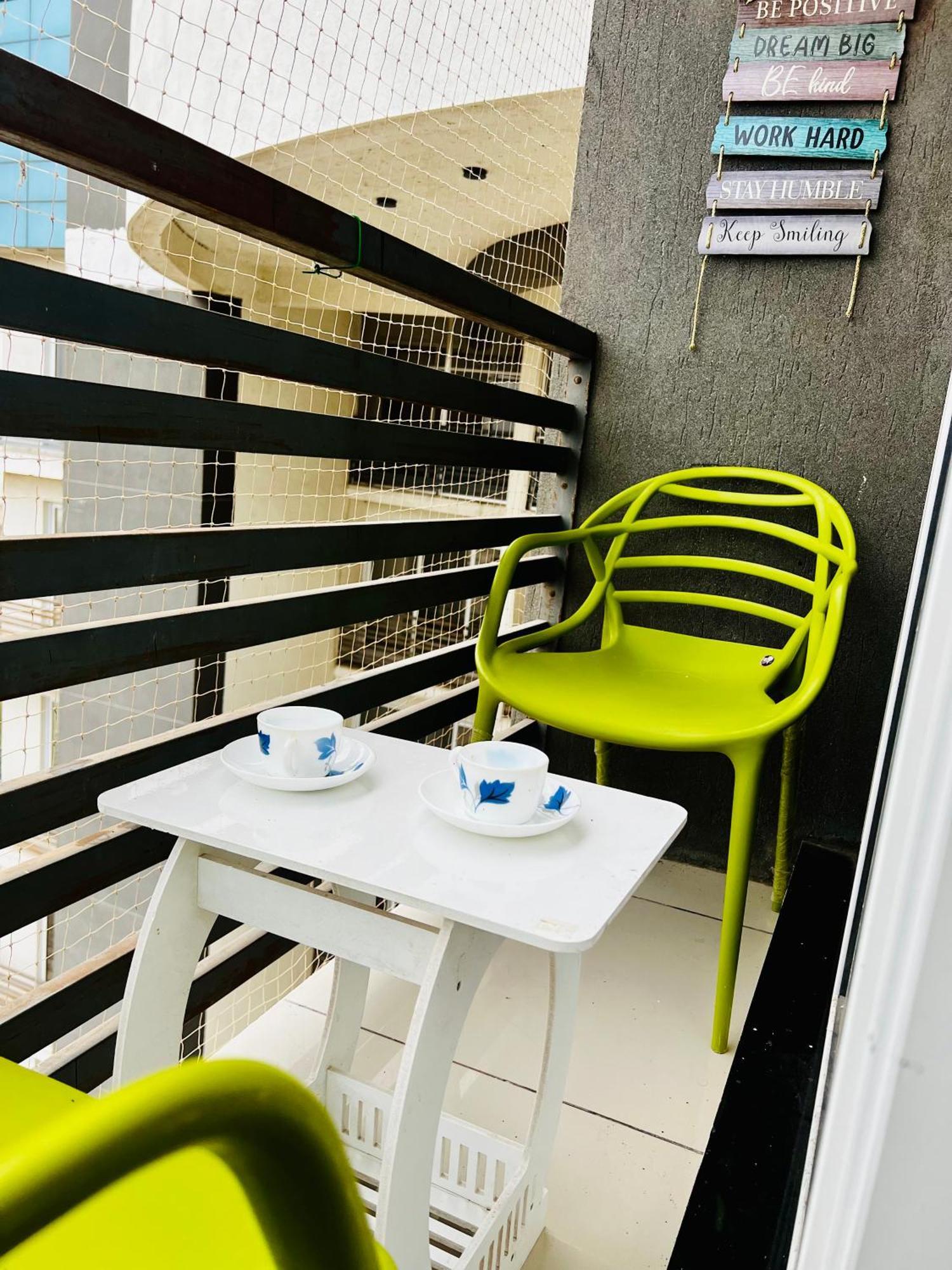 7 Seasons Palm Suite With Sky Orbit, Balcony, Swimming Pool, Wifi, Playground Rádzskot Kültér fotó